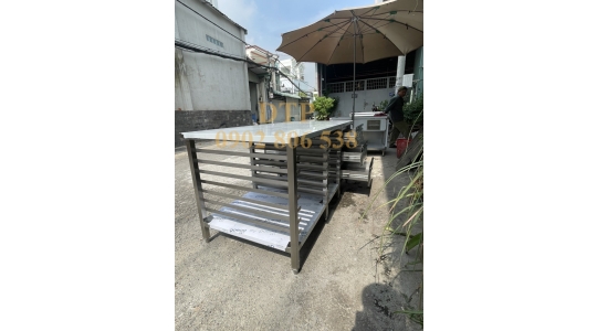BÀN THAO TÁC CÓ 6 HỌC KÉO VÀ KỆ RACK