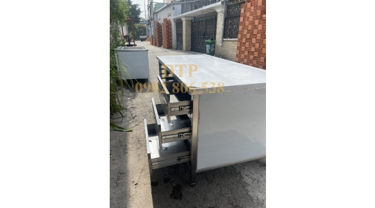 BÀN THAO TÁC CÓ 6 HỌC KÉO VÀ KỆ RACK